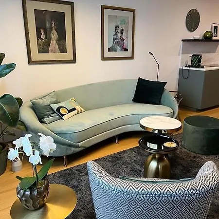 Luxury Flat In Sky Park, Castle View, Free Parking Apartment *