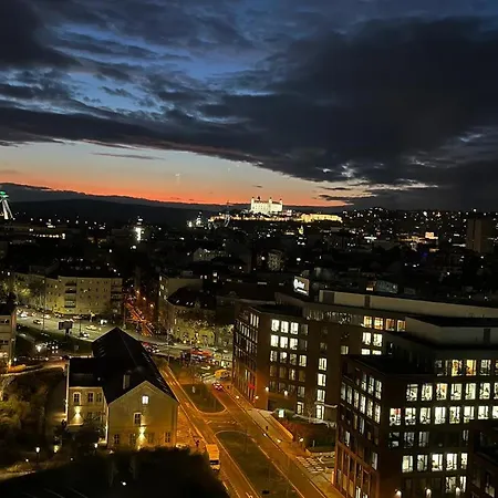Luxury Flat In Sky Park, Castle View, Free Parking * Bratysława