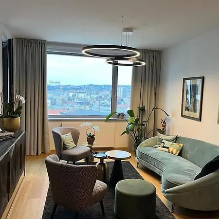 Luxury Flat In Sky Park, Castle View, Free Parking Apartment *